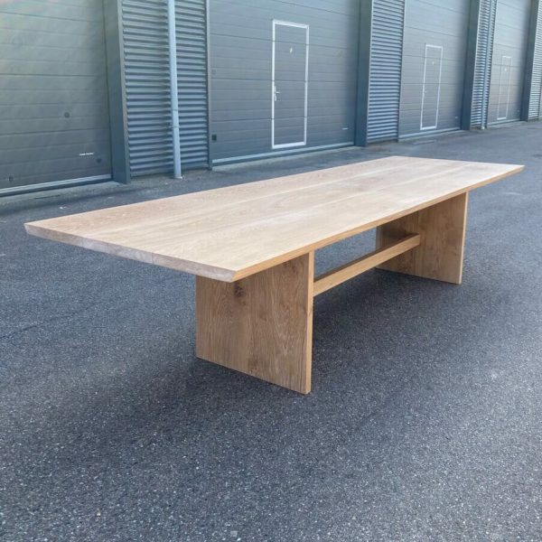 alt="Plankebord egetræ custom ben